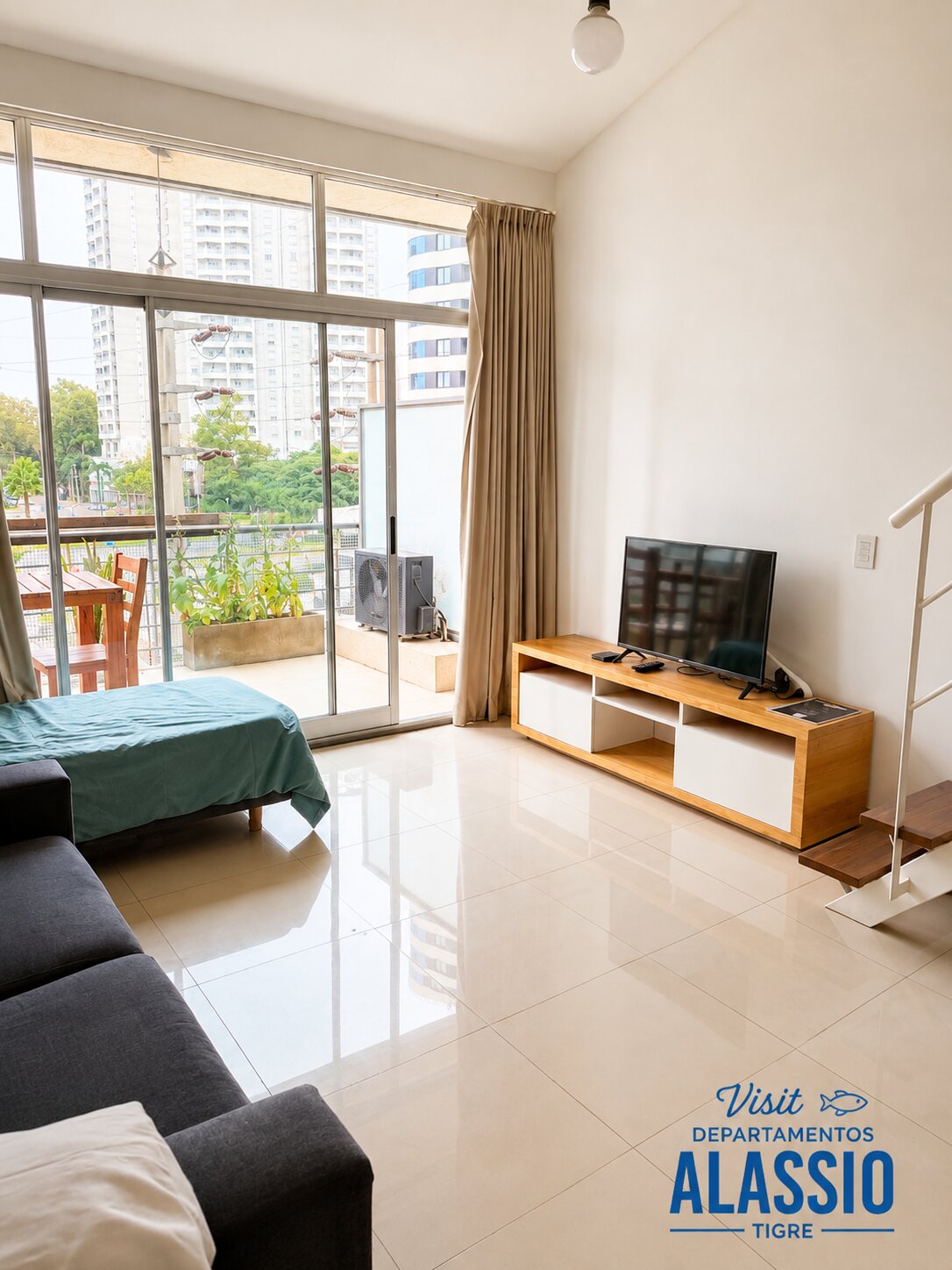 Living con cama simple y salida al patio, Alassio Entrepiso 311