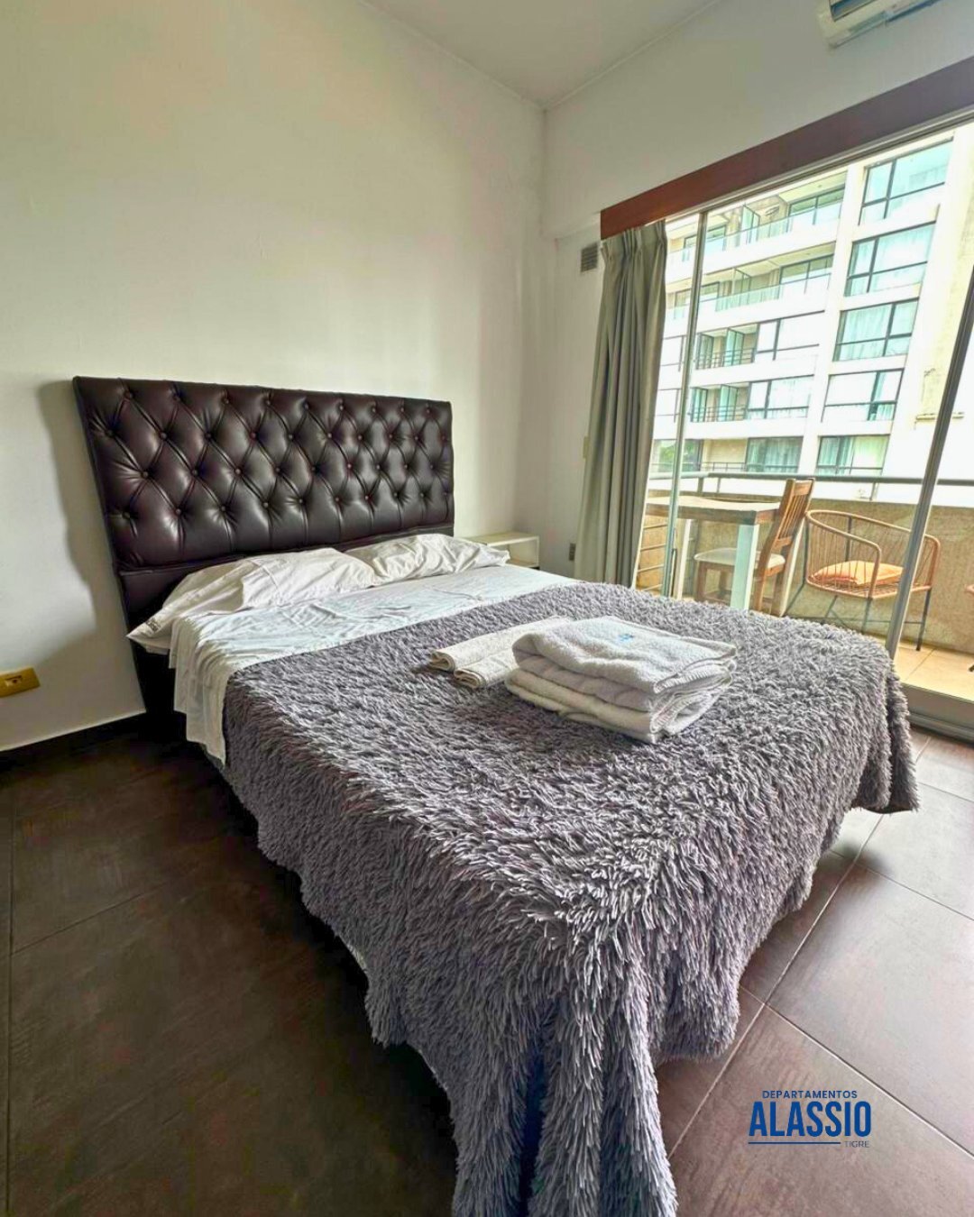 Dormitorio con cama matrimonial, Alassio 218