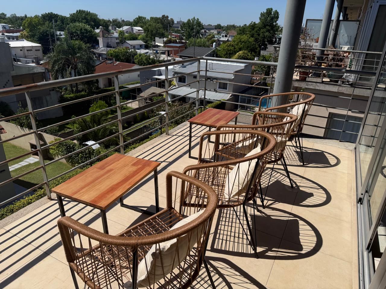 Terraza con sillones y vista al barrio, Alassio 301