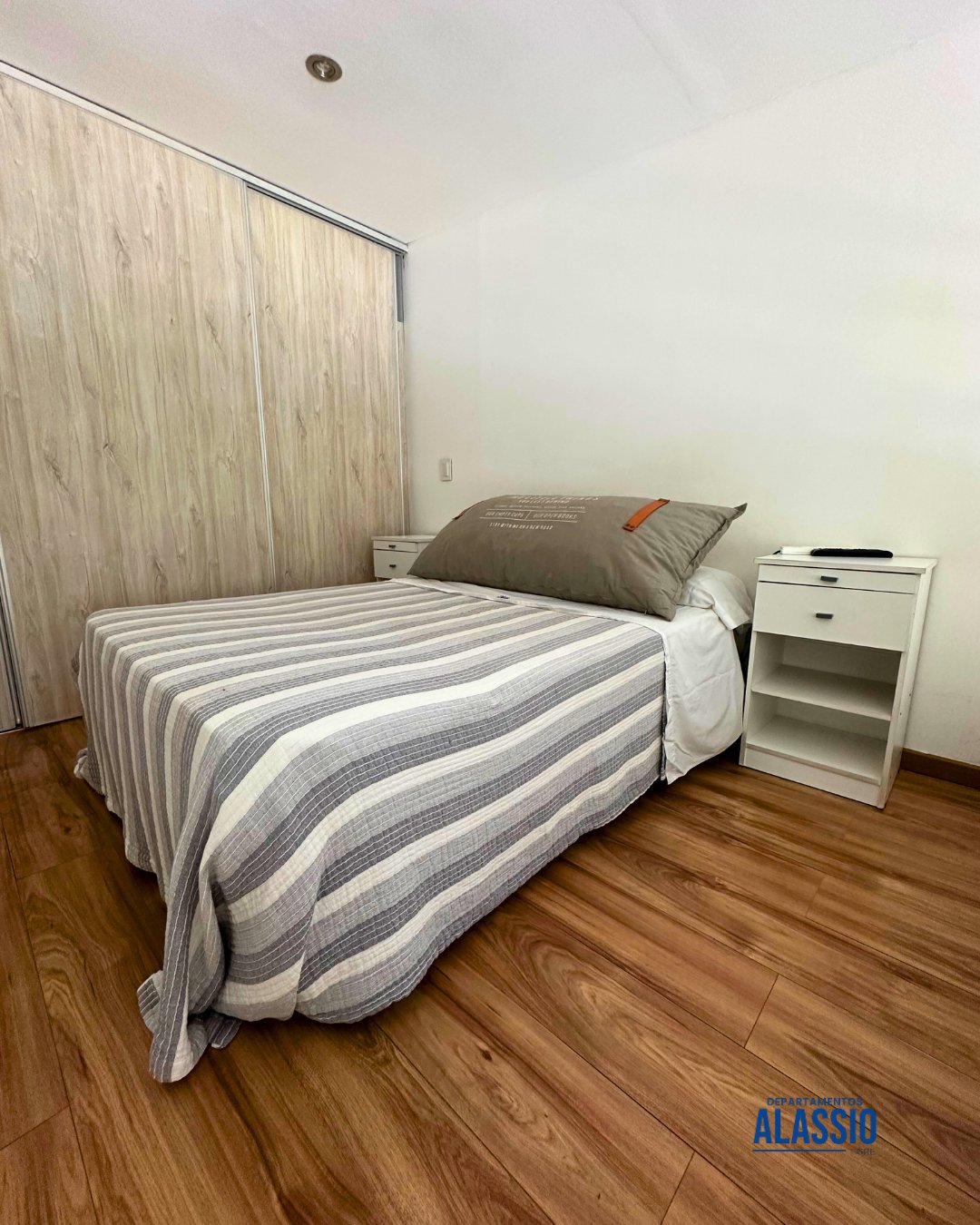 Dormitorio con cama doble, Alassio Entrepiso 304