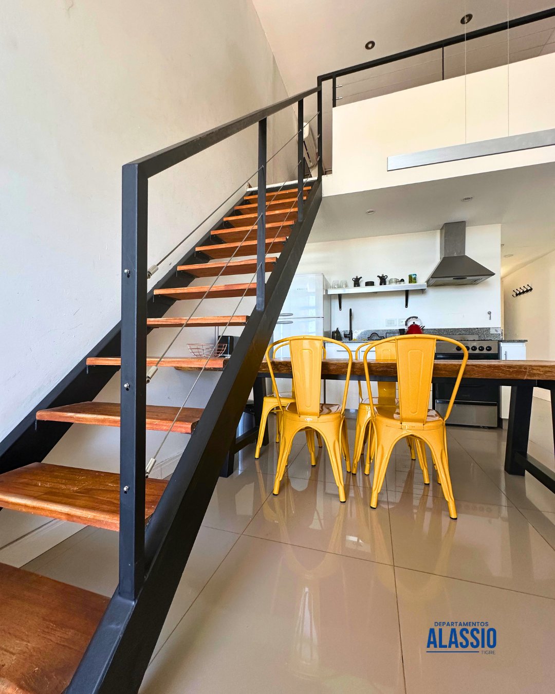Escalera y cocina, Alassio Entrepiso 304