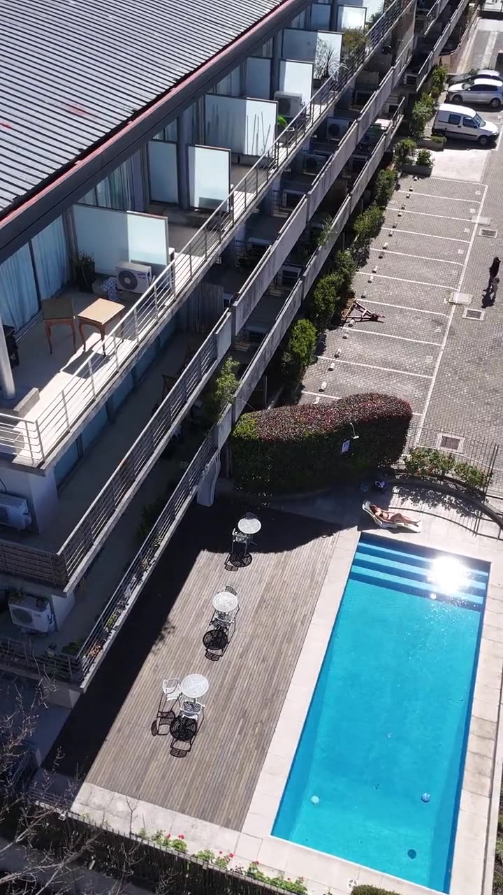 La pileta y el deck del edificio vistos desde arriba