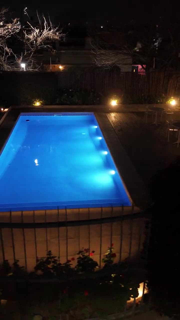 La pileta iluminada de noche