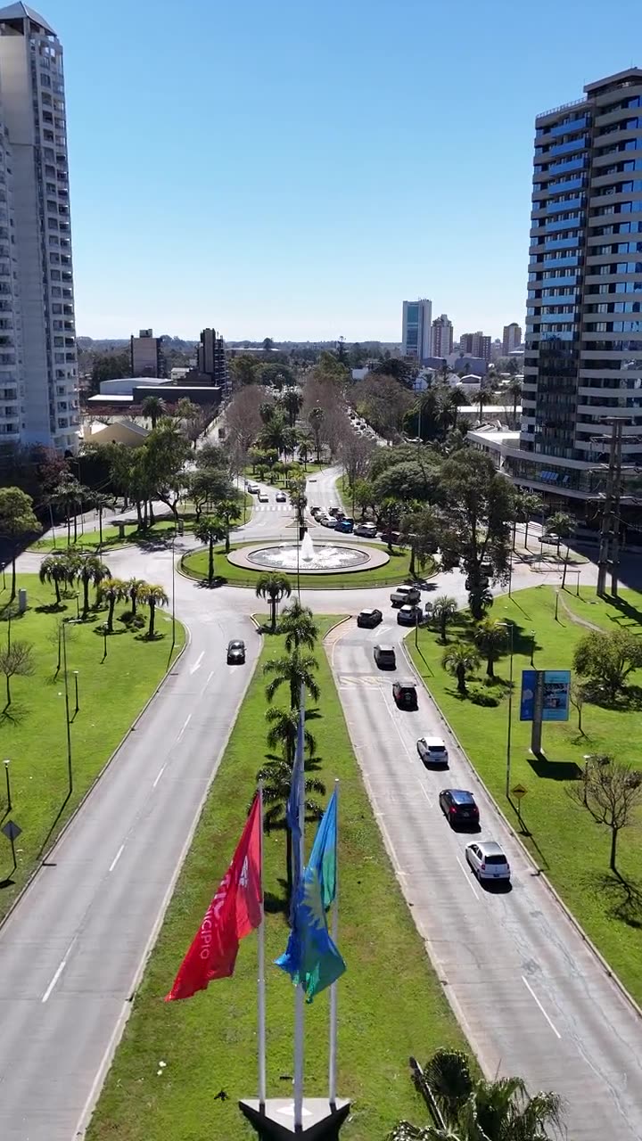 La rotonda de Tigre con la fuente y las banderas